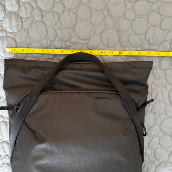 Peak Design Every Day Tote\Backpack Black with Gray Interior - Picture 12 of 16